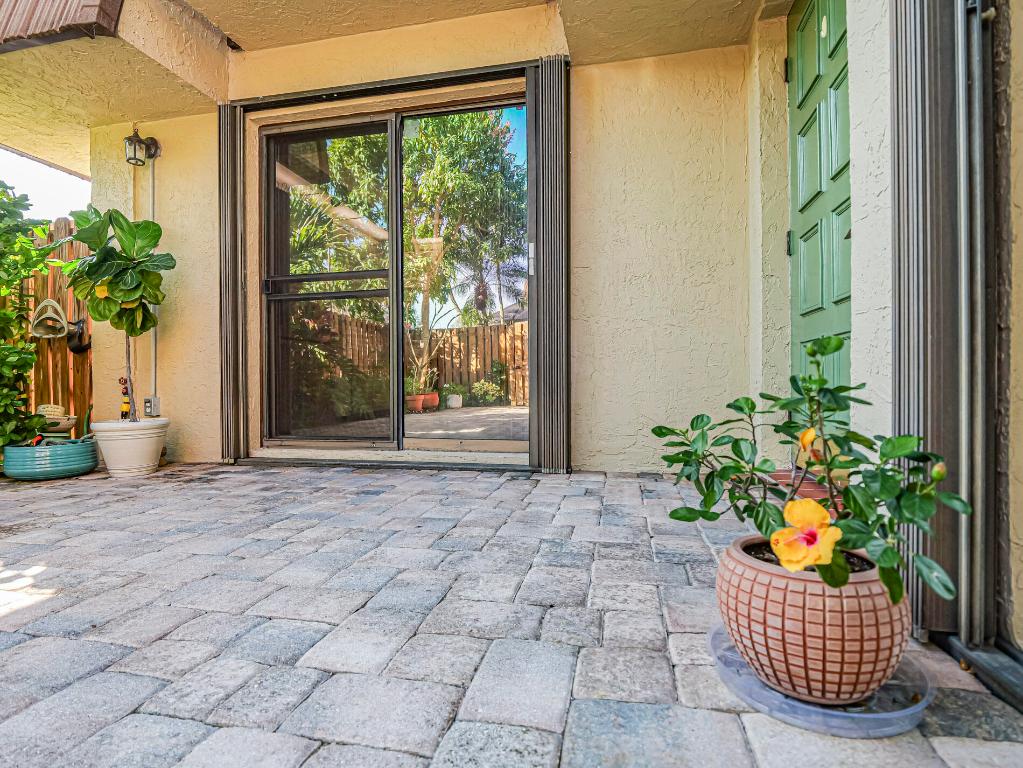 TROPIC GROVES VILLAS J - Residential