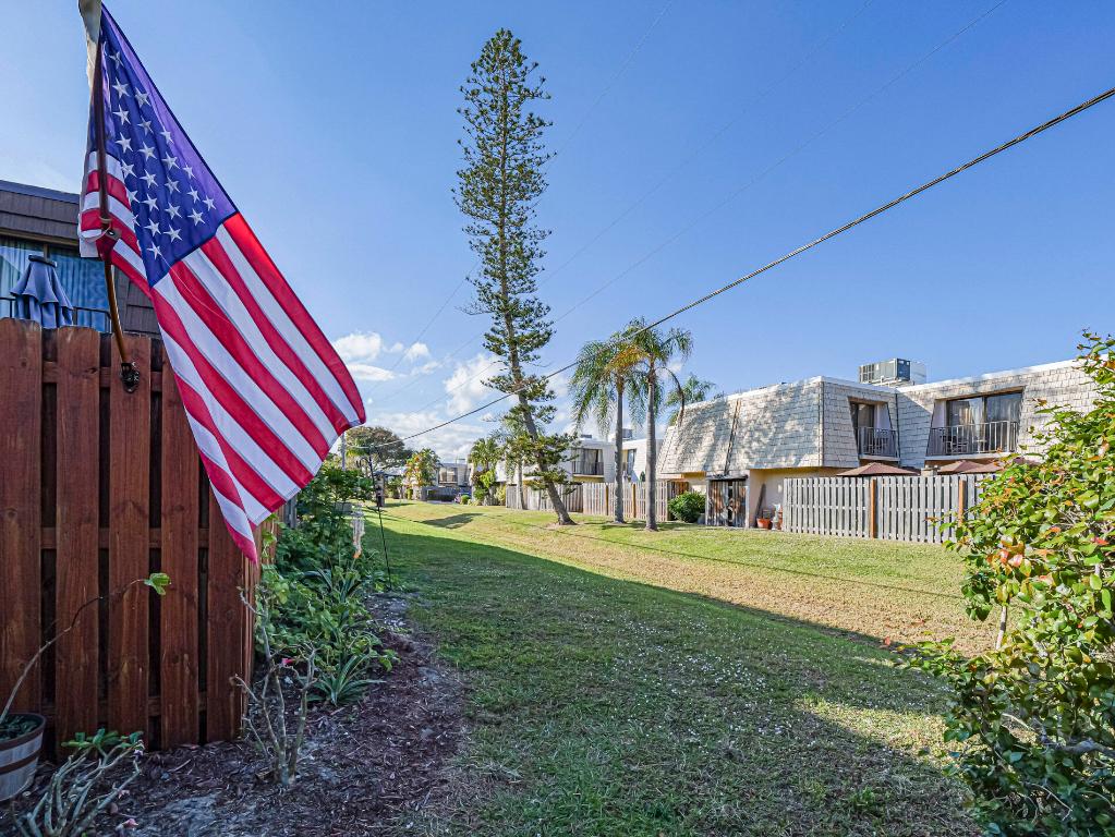 TROPIC GROVES VILLAS J - Residential