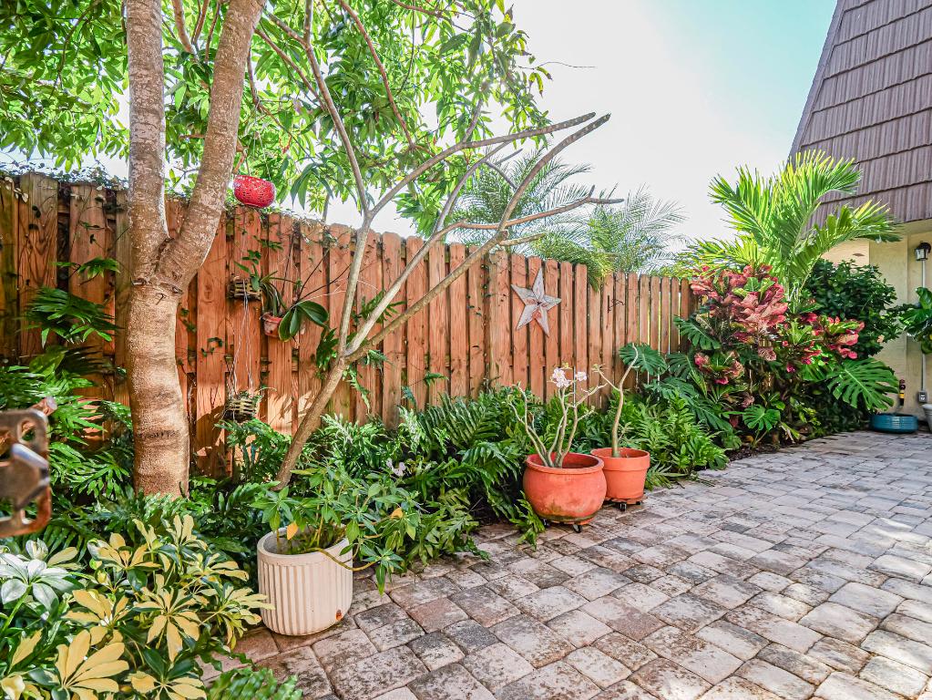 TROPIC GROVES VILLAS J - Residential