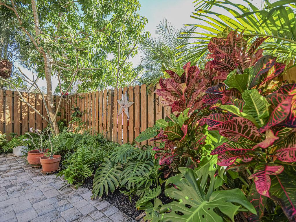 TROPIC GROVES VILLAS J - Residential