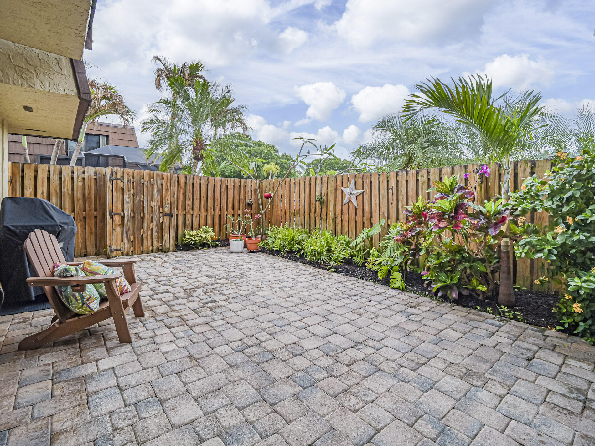 TROPIC GROVES VILLAS J - Residential