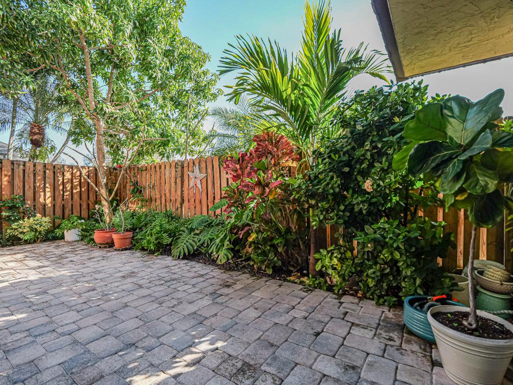 TROPIC GROVES VILLAS J - Residential