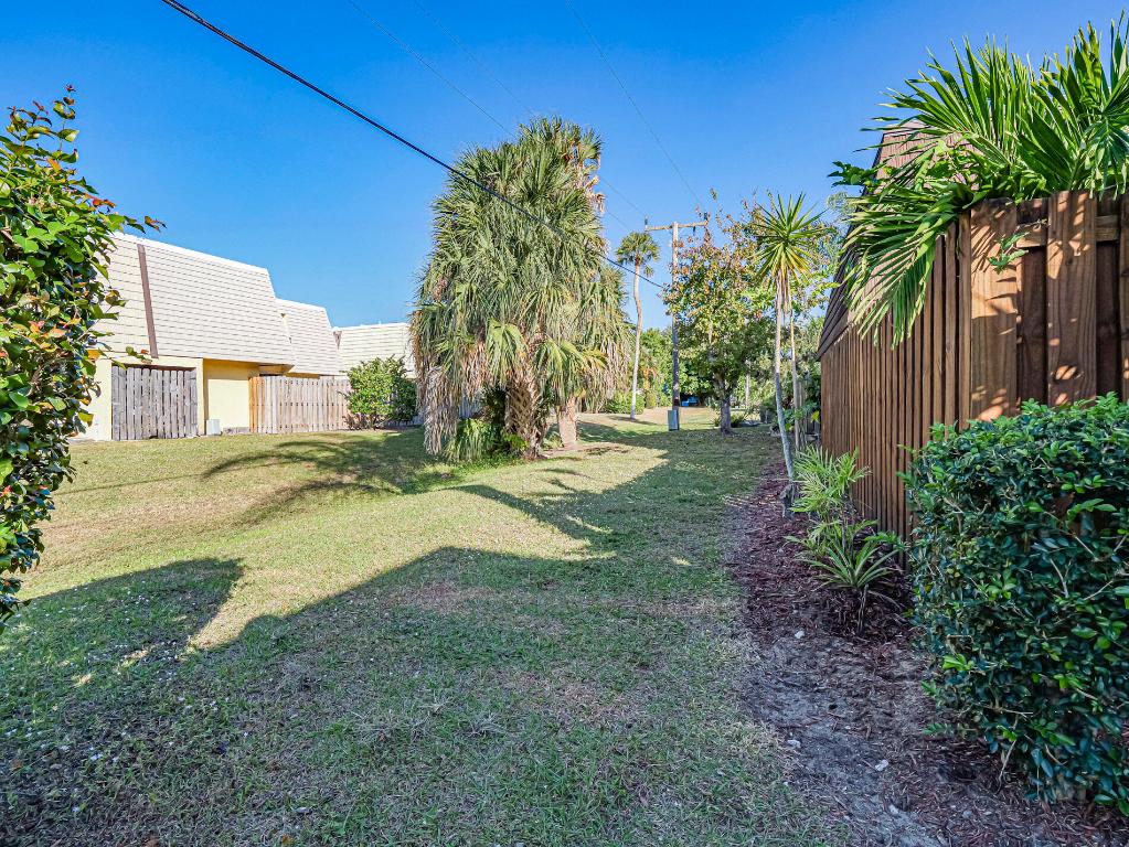 TROPIC GROVES VILLAS J - Residential