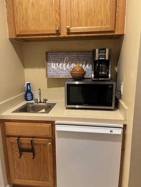 CASTLE PINES CONDOMINIUM - Residential Lease