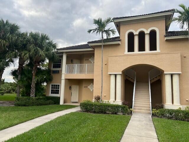 PGA VILLAGE-Beautiful, efficiency unit, spotless, fully furnished & everything included, electric, water, sewer, internet, cable. Close to the neighborhood pool, close to the gate and a short ride to The Island Club, the community clubhouse with pool, fitness, tennis and a full calendar of activities. Close to the PGA Golf Club and the 3 PGA championship golf courses. Just outside the gates there is shopping, restaurants, The Mets Spring training, medical and everything thing you need for daily living!