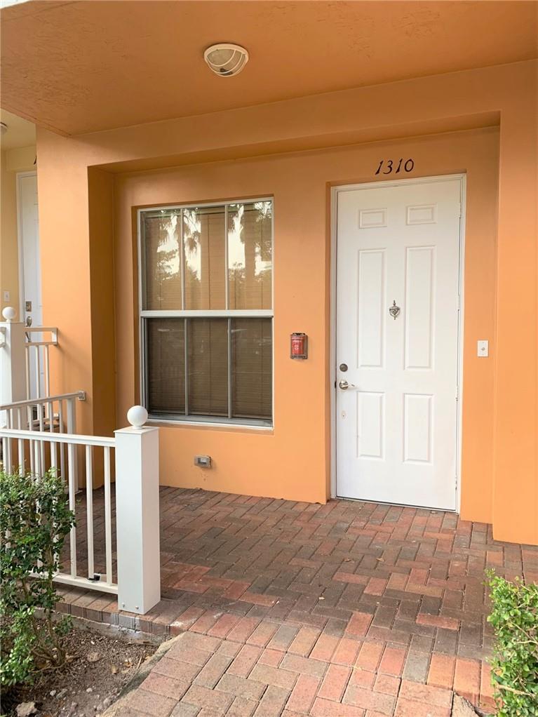Beautiful 1 BR in sought after Village at Sailboat Bend, downtown Fort Lauderdale. This town home features first
floor entry, laminate floors, beautiful granite counter tops, stainless steel appliances and an open floor plan.
Washer and dryer in unit. The location is unbeatable, short walk to downtown Fort Lauderdale, River Walk, Las
Olas and easy commute to jump on I95 / I595.