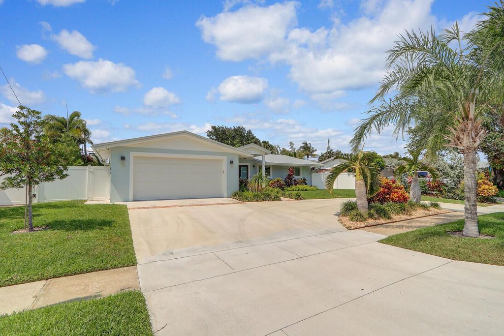 Photo of 27 Willow Road, Tequesta, FL 33469 (MLS # R11108300)