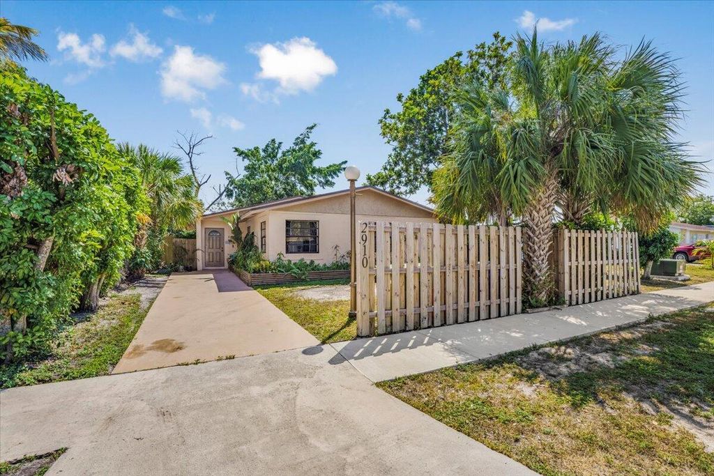 Photo of 2910 SW 11th Street, Fort Lauderdale, FL 33312 (MLS # R11076929)