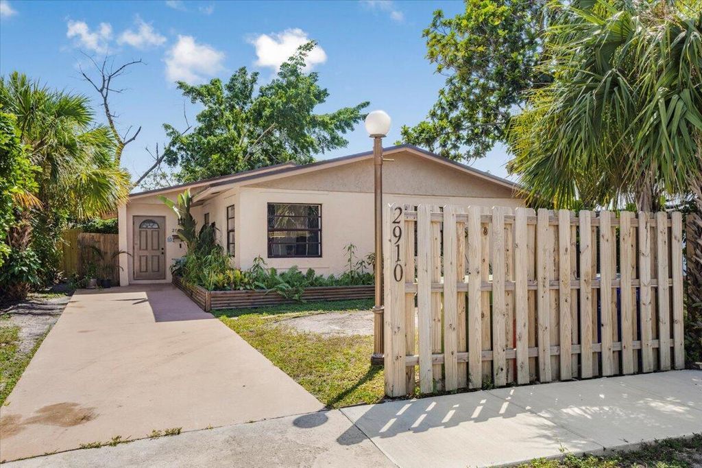 Photo of 2910 SW 11th Street, Fort Lauderdale, FL 33312 (MLS # R11076929)