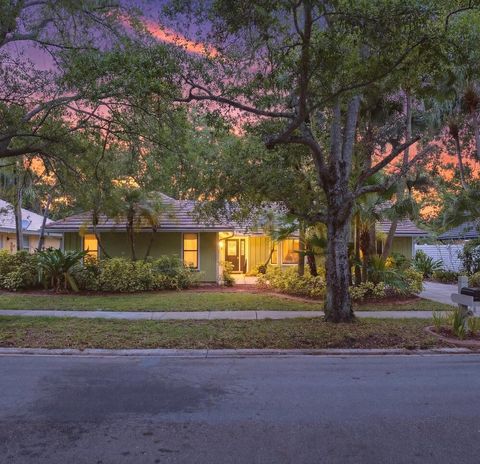 Photo of 18546 Lake Bend Drive, Jupiter, FL 33458 (MLS # B26014744)