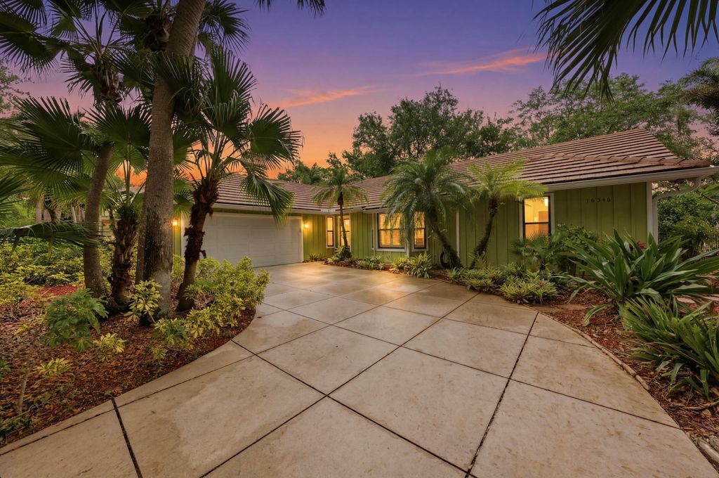 Photo of 18546 Lake Bend Drive, Jupiter, FL 33458 (MLS # B26014744)