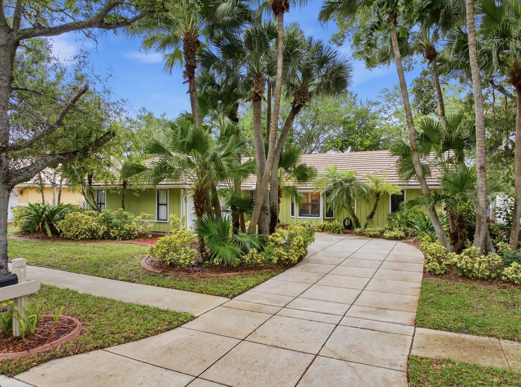 Photo of 18546 Lake Bend Drive, Jupiter, FL 33458 (MLS # B26014744)