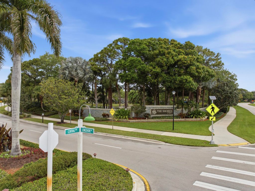 Photo of 18546 Lake Bend Drive, Jupiter, FL 33458 (MLS # B26014744)