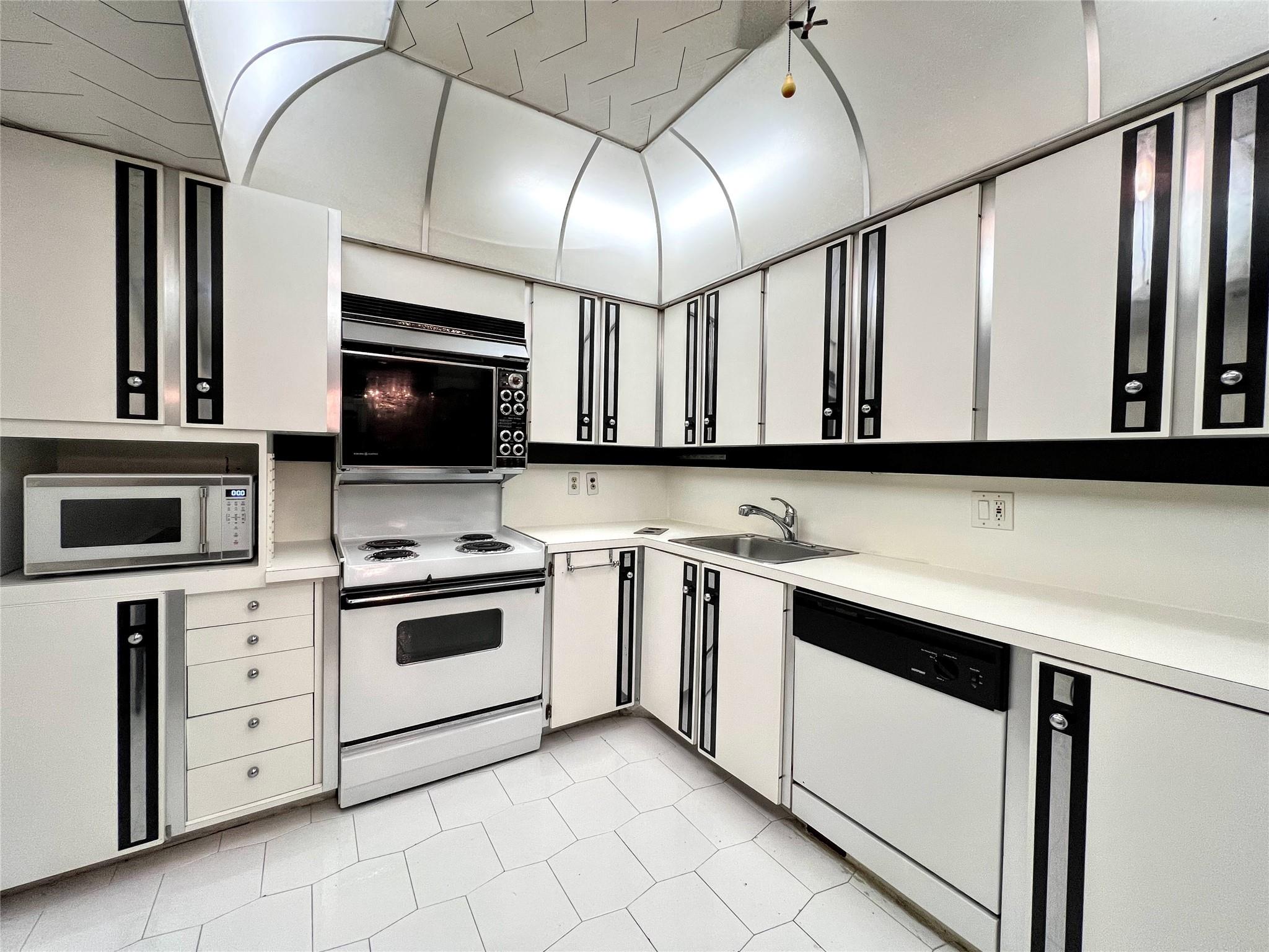 PALM AIRE CONDOMINIUM - Residential