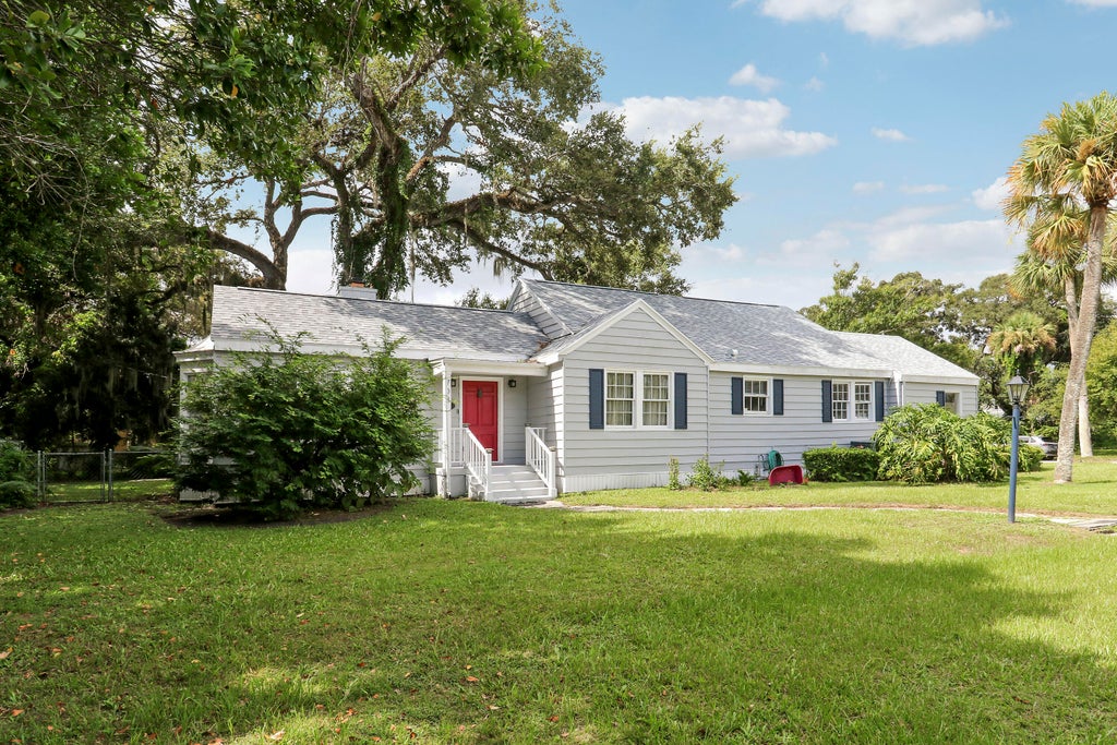 Photo of 703 Florida Avenue, Fort Pierce, FL 34950 (MLS # B26065196)