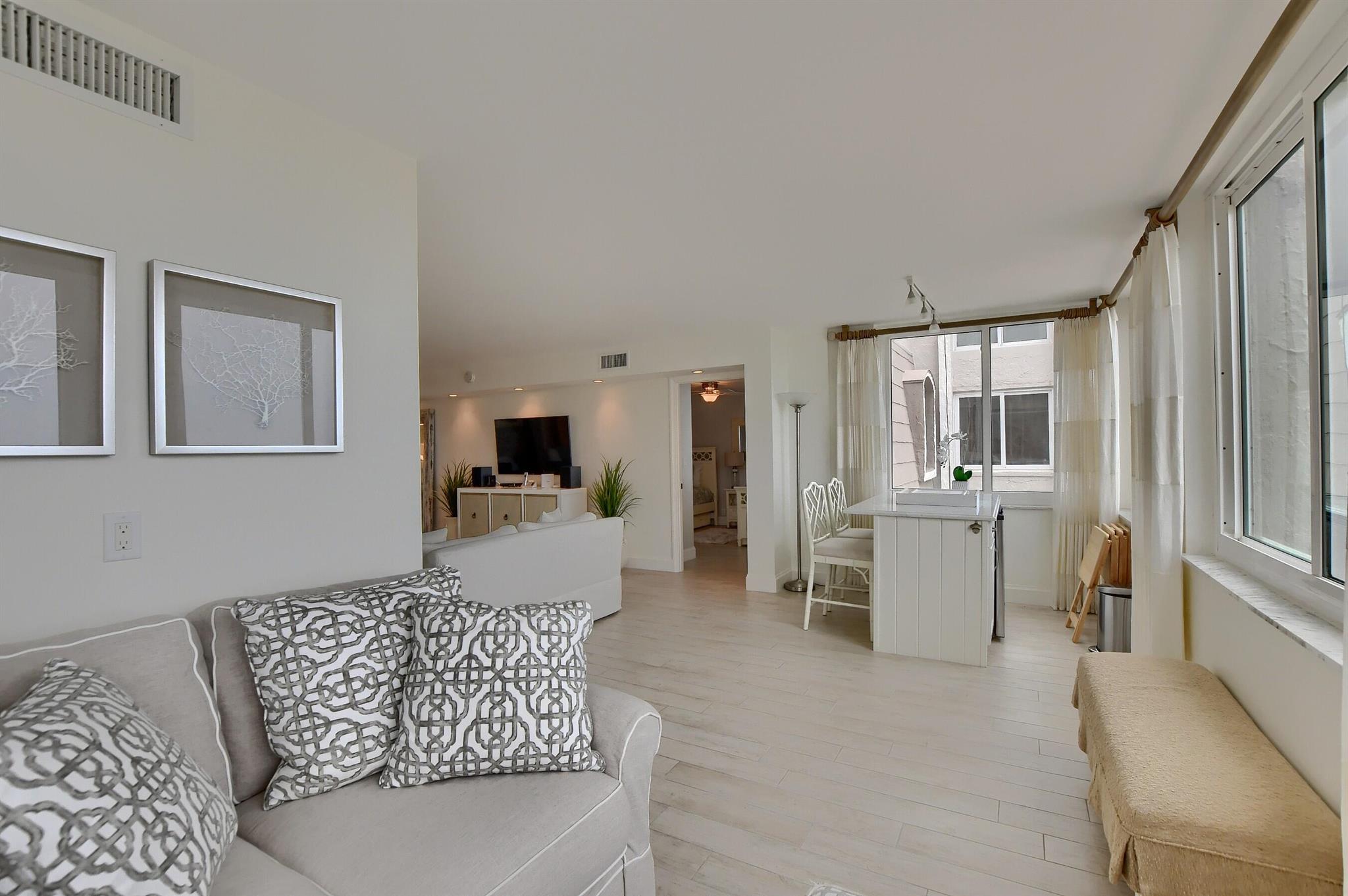 DELRAY BEACH CLUB APTS CO - Residential Lease