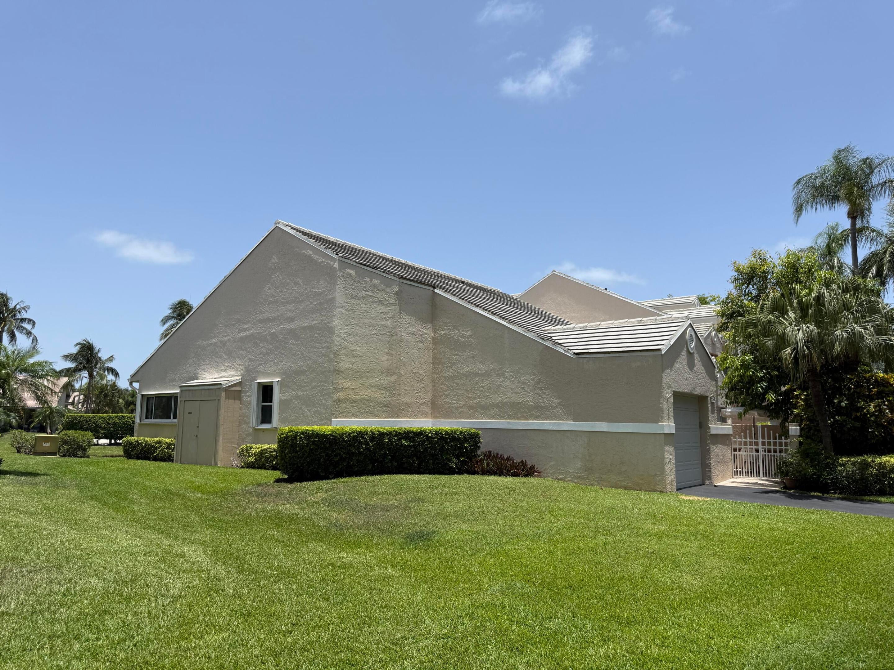 225 N Lakeshore Drive