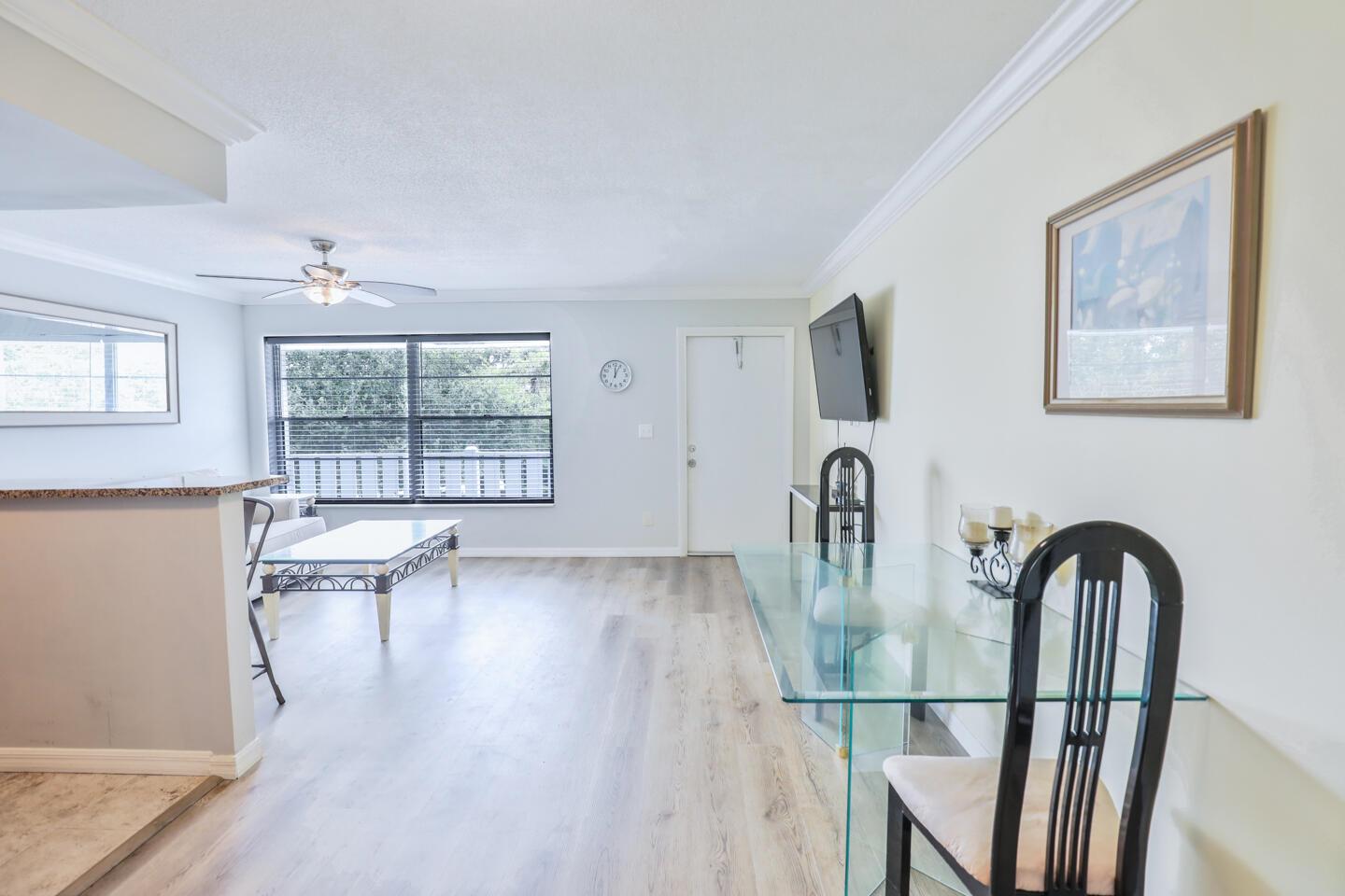 2929 SE Ocean Boulevard 110-8, Stuart, FL, 34996/$114,900 4 2929 SE Ocean Boulevard 110-8