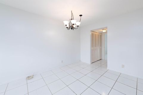 Condominium in West Palm Beach FL 171 Coventry H 7.jpg