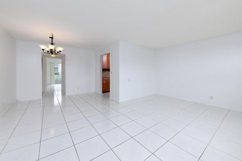 Condominium in West Palm Beach FL 171 Coventry H 4.jpg