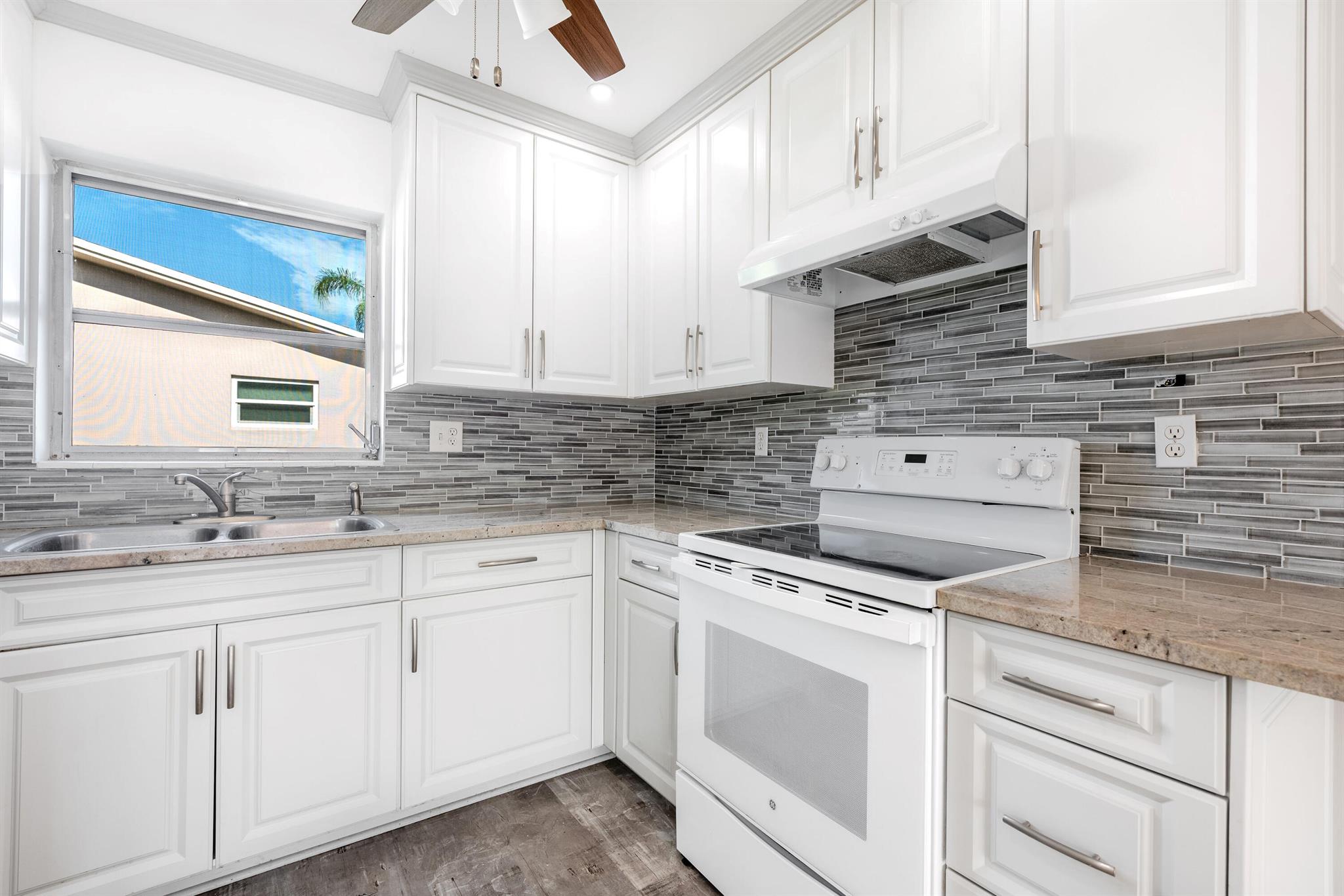 CRESTHAVEN VILLAS 28 COND - Residential