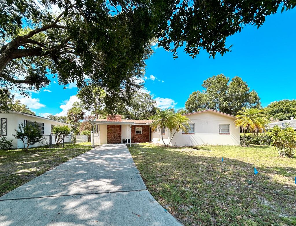 Photo of 1308 Kentucky Avenue, Fort Pierce, FL 34950 (MLS # B26029703)