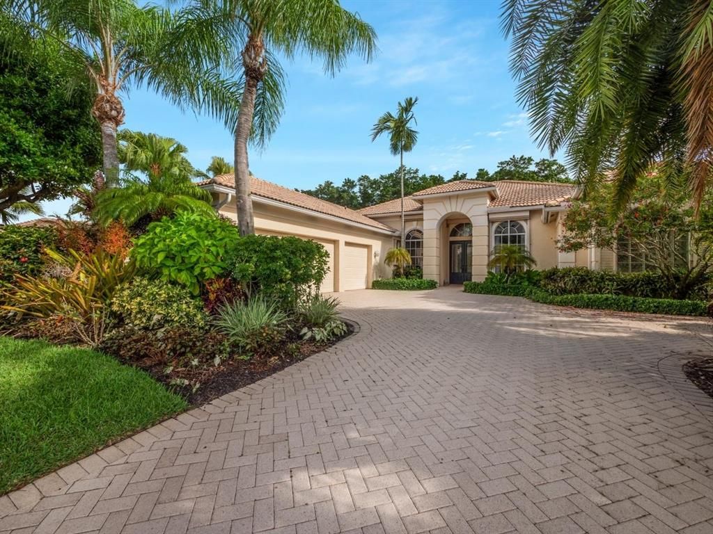 Photo of 25 Bermuda Lake Drive, Palm Beach Gardens, FL 33418 (MLS # R10722469)