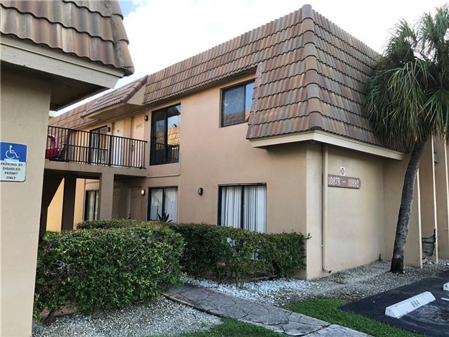 BRIGHT, FRESH PAINTED PROPERTY. NEWER KITCHEN, FRESH PAINT, NEW AIR AONDITION, NEW WASHER AND DRYER. SECOND FLOOR
