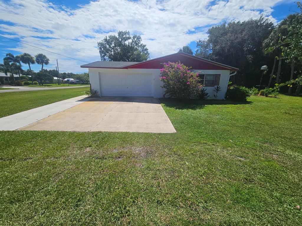 Photo of 1312 Parkland Boulevard, Fort Pierce, FL 34982 (MLS # R11110253)
