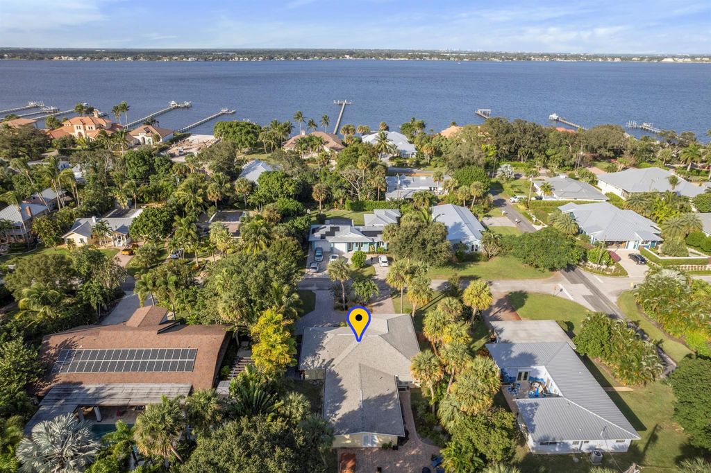 Photo of 828 SE Weir Street, Stuart, FL 34994 (MLS # R10945623)