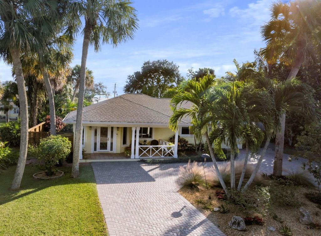 Photo of 828 SE Weir Street, Stuart, FL 34994 (MLS # R10945623)