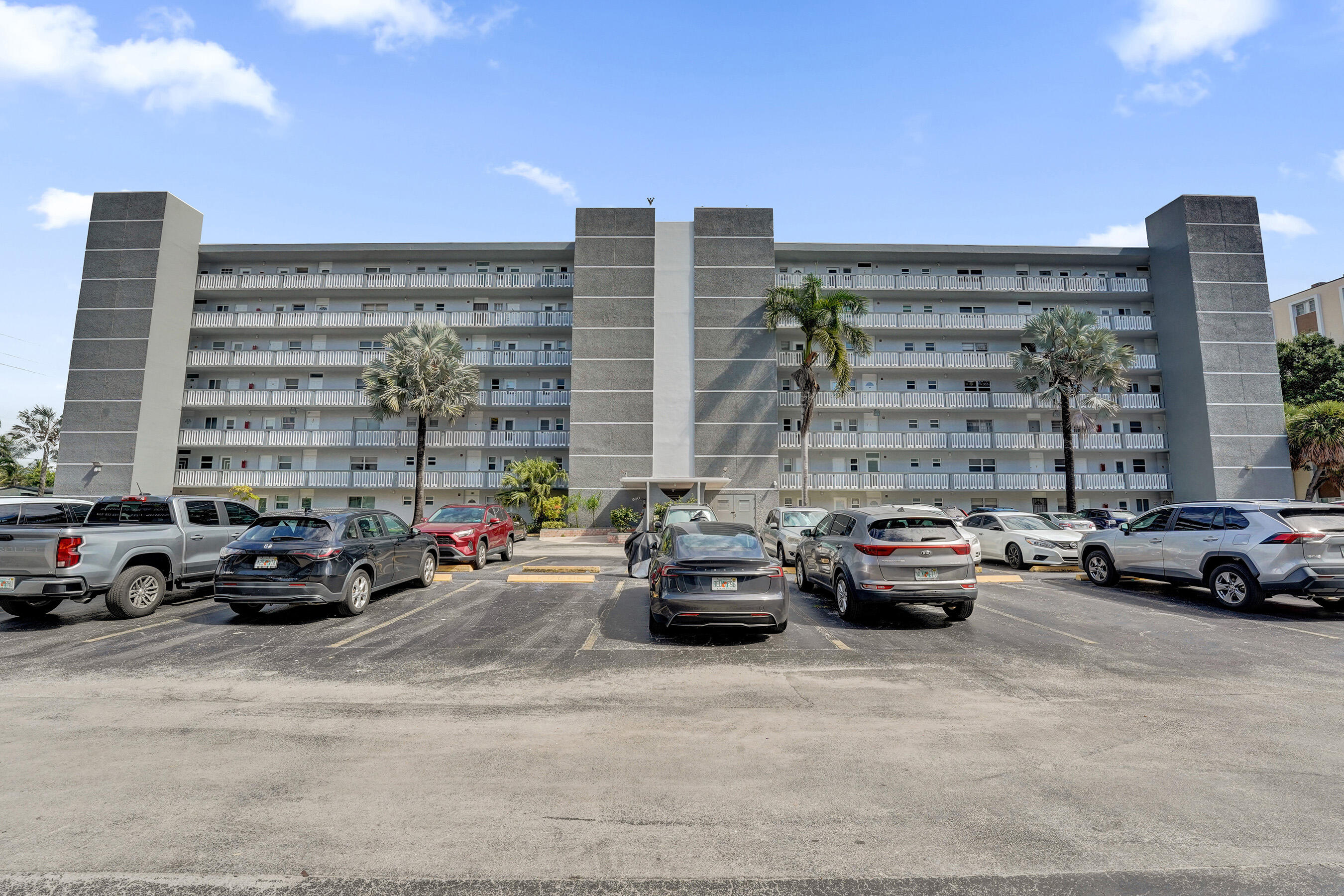 610 NE 12TH Avenue 306