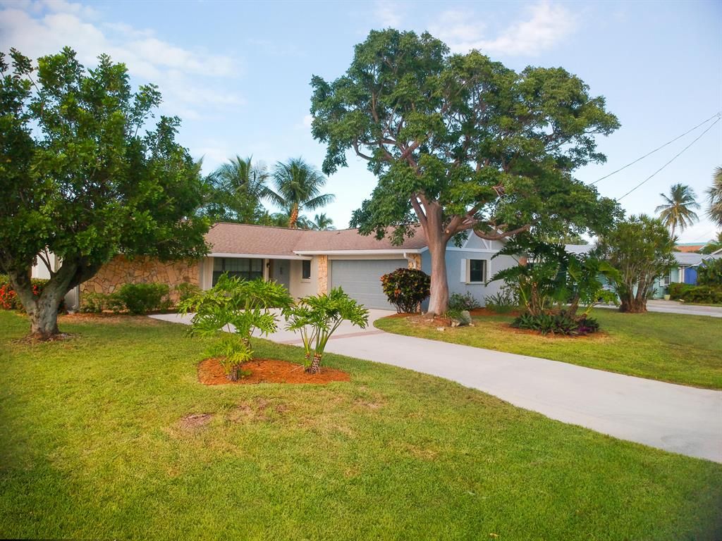 Photo of 1902 Eucalyptus Avenue, Fort Pierce, FL 34949 (MLS # R10758445)