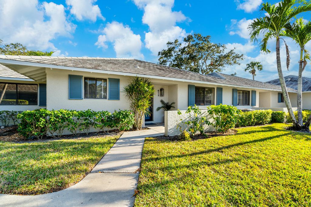 Photo of 913 Club Drive, Palm Beach Gardens, FL 33418 (MLS # B26023882)