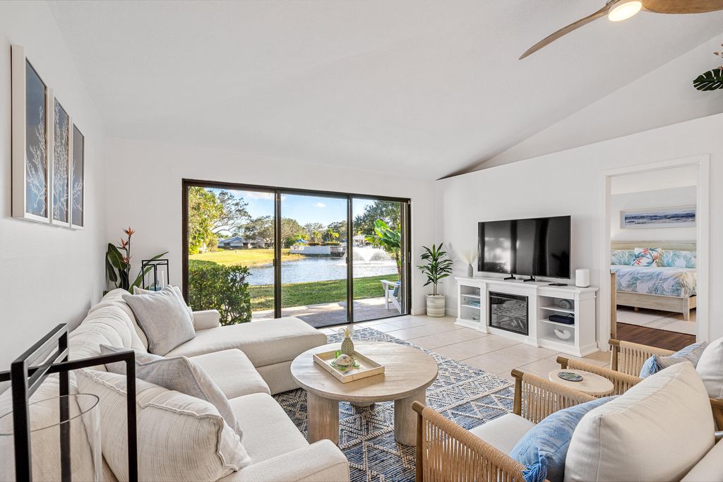Photo of 913 Club Drive, Palm Beach Gardens, FL 33418 (MLS # B26023882)