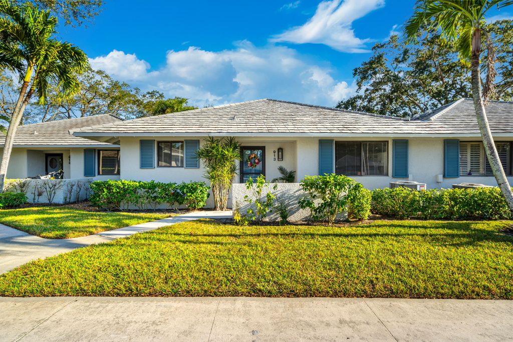 Photo of 913 Club Drive, Palm Beach Gardens, FL 33418 (MLS # B26023882)