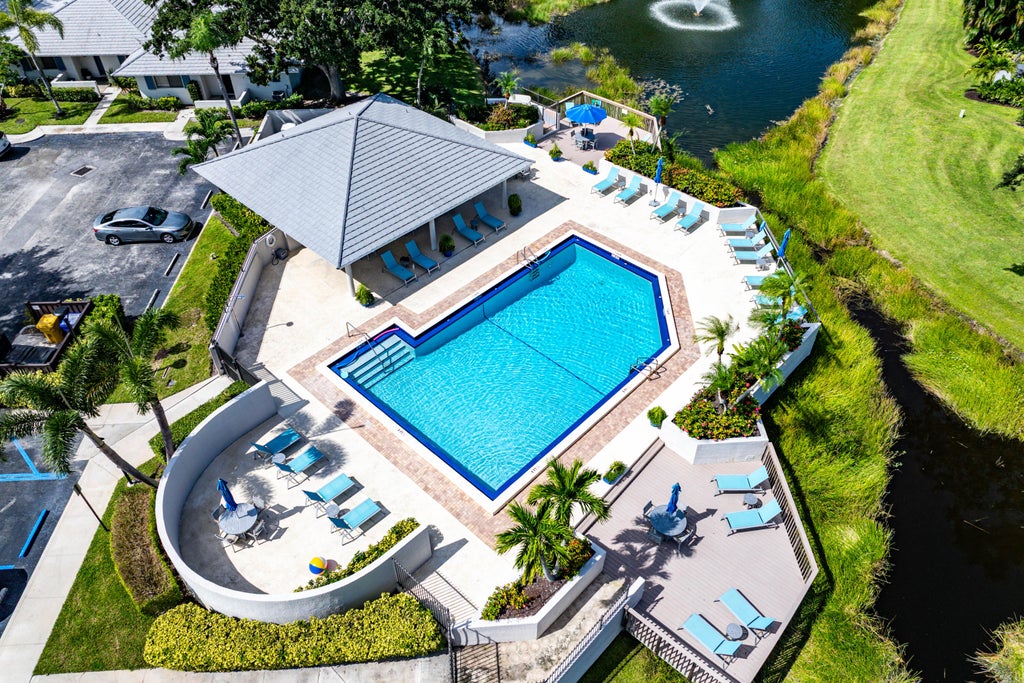 Photo of 526 Club Drive, Palm Beach Gardens, FL 33418 (MLS # B26089582)
