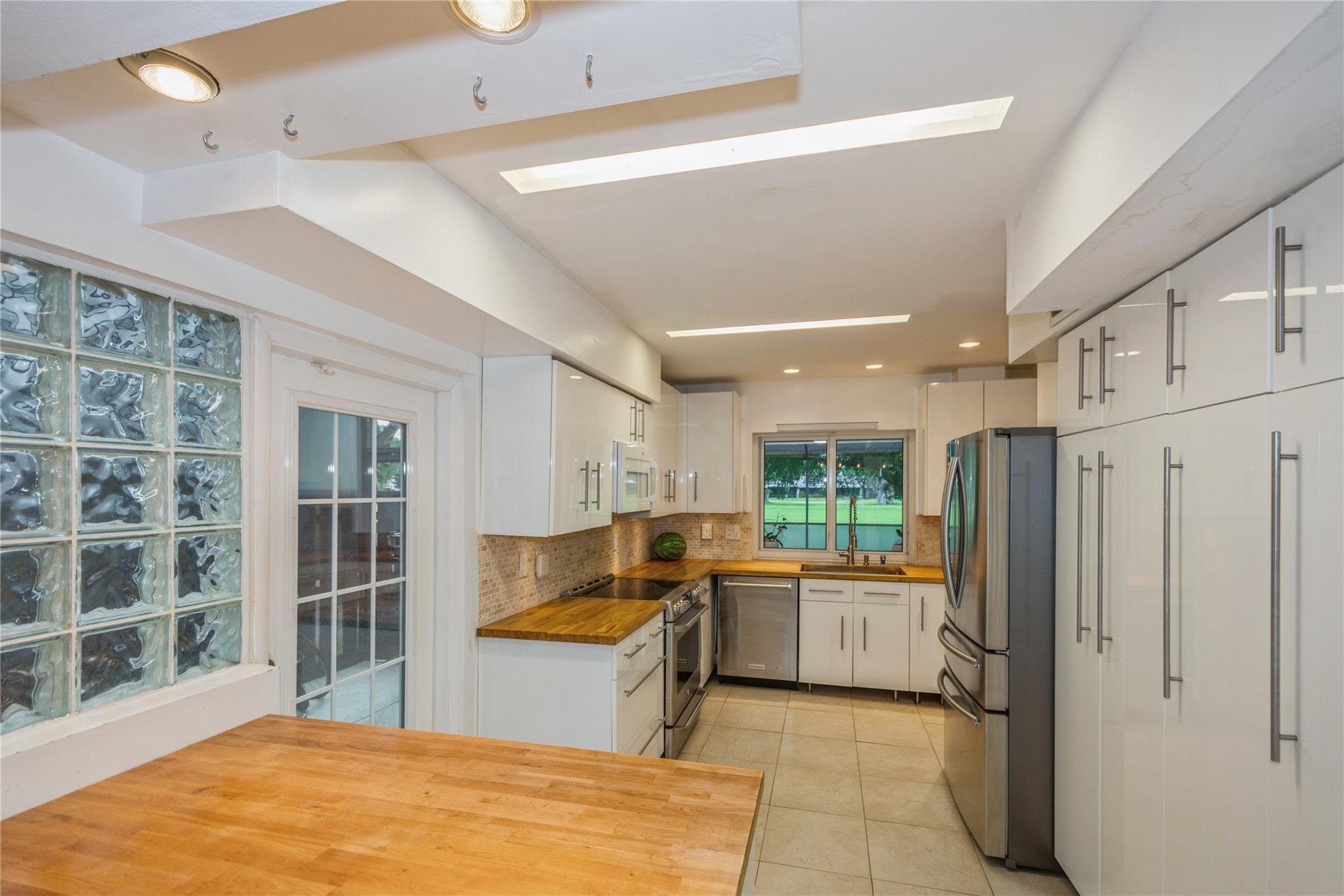 EVERGLADES SUGAR & LAND C - Residential Lease