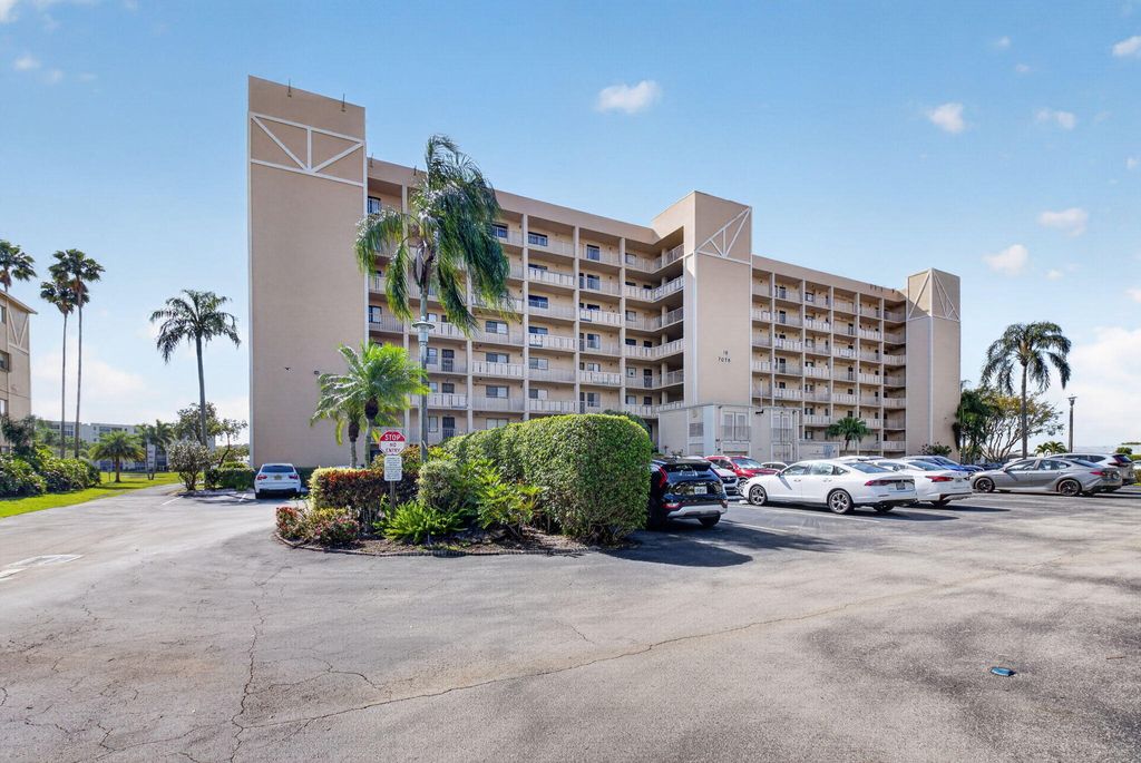 Photo of 7076 Huntington Lane #507, Delray Beach, FL 33446 (MLS # B26018100)