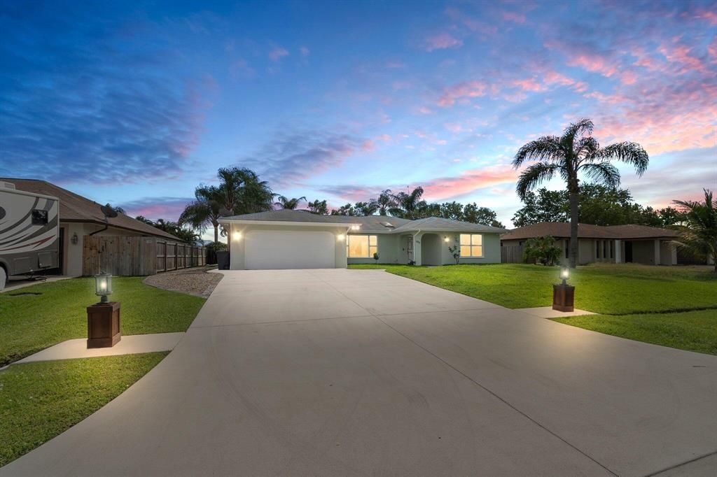 Photo of 662 SE Starfish Avenue, Port St Lucie, FL 34983 (MLS # R10877975)