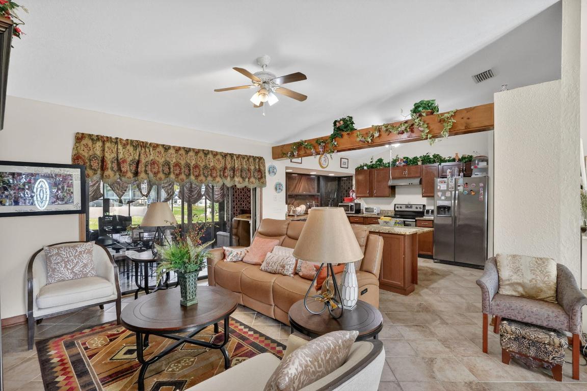 943 SE Brookedge Avenue E