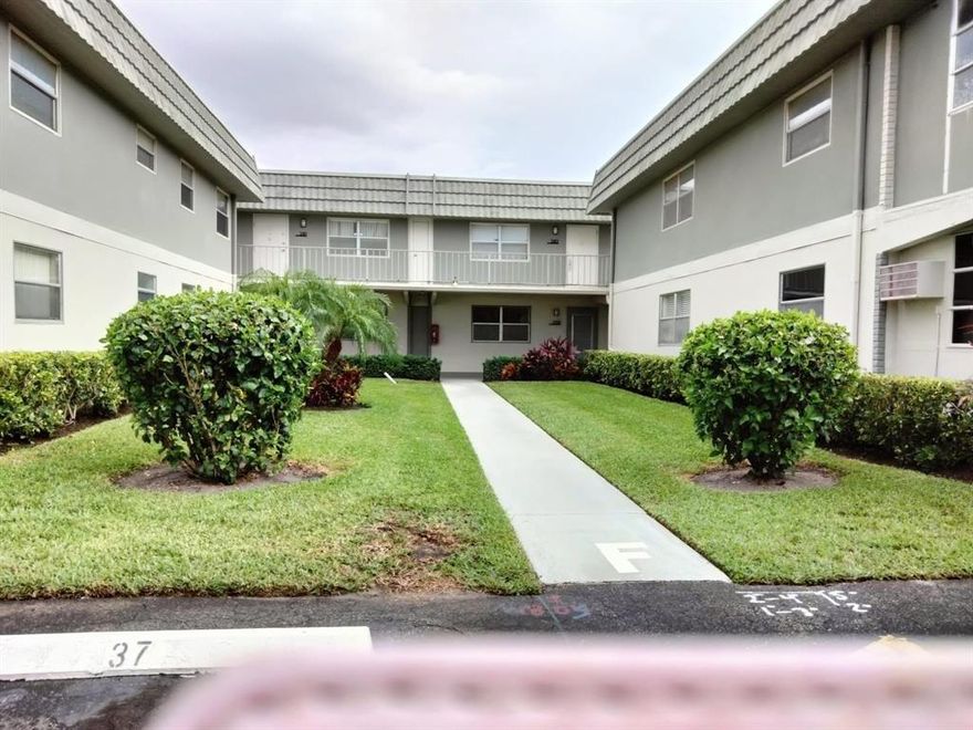 Excellent community 55+, Kings Point Community, Great apartment , 1 Bed 1.5 Bath Kings Point at Delray Beach. Washer and dryer inside the apartment. Recently painted.  Requirements: First Last and Security, Paystubs and proof of income. Water by tenant.
