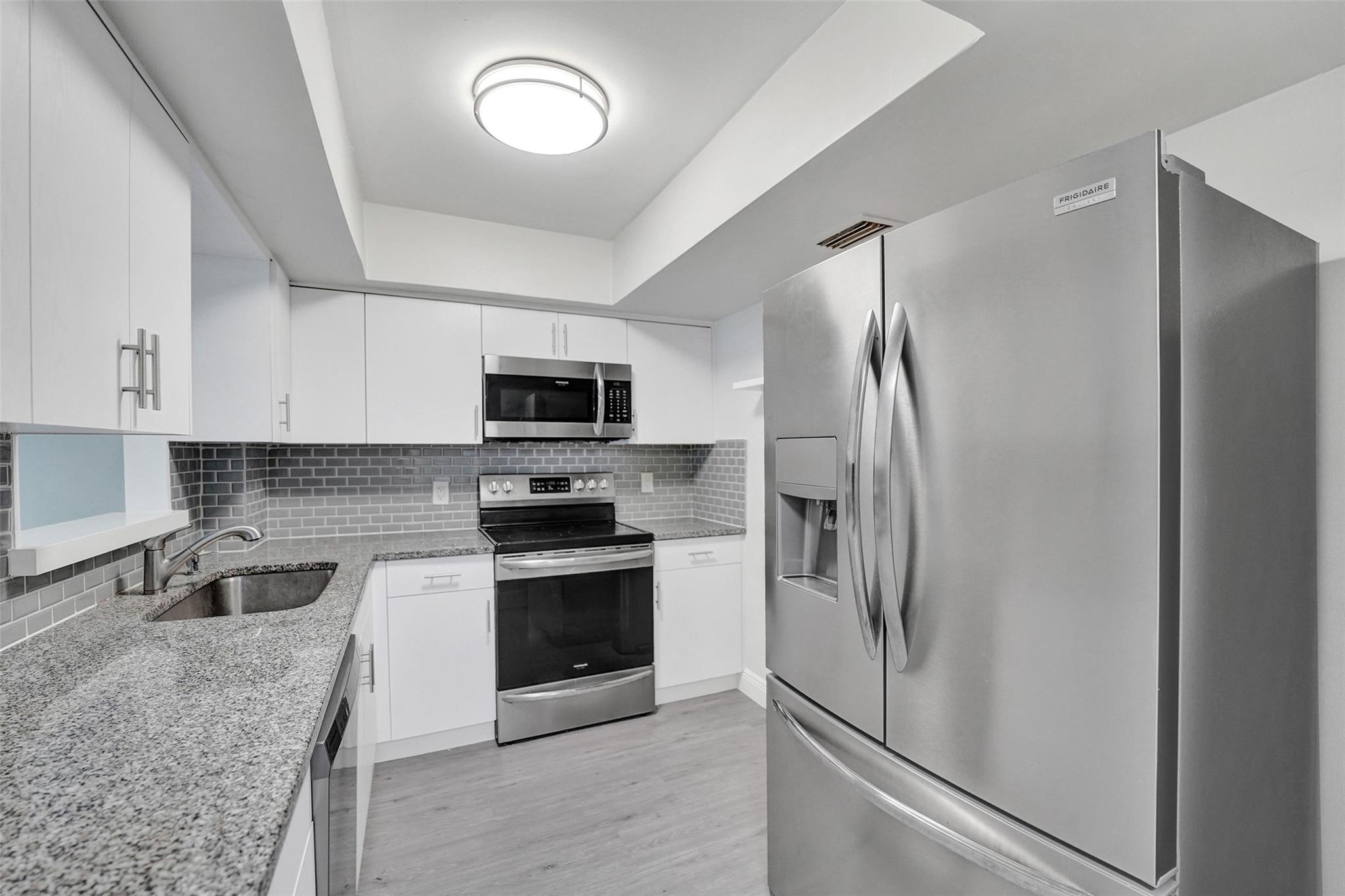 Emerald Hills C C Apts Co - Residential Lease