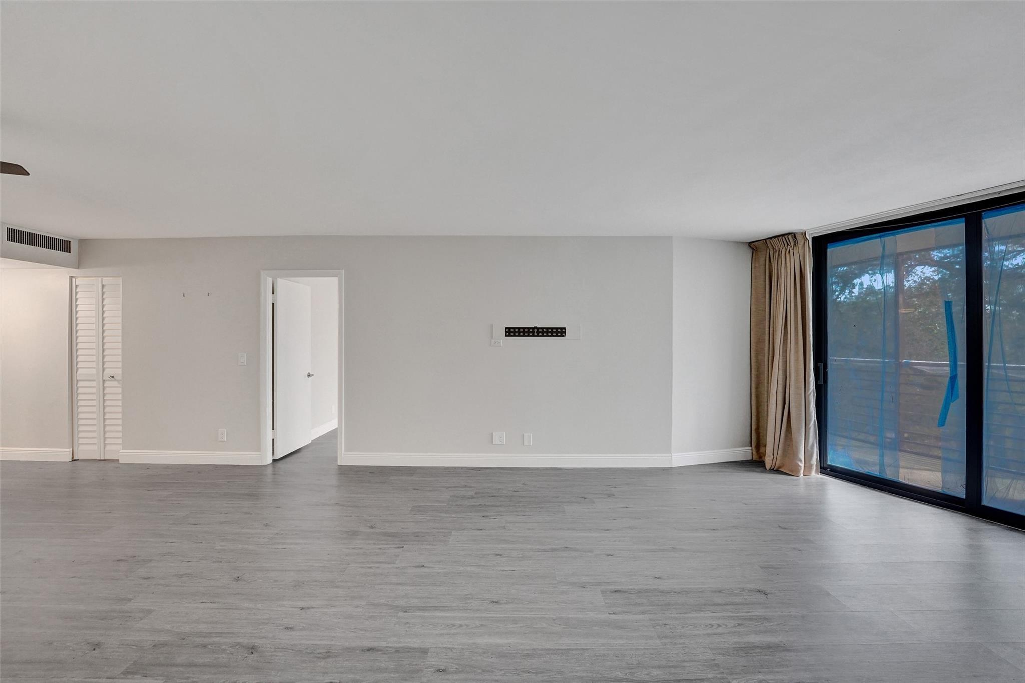 Emerald Hills C C Apts Co - Residential Lease