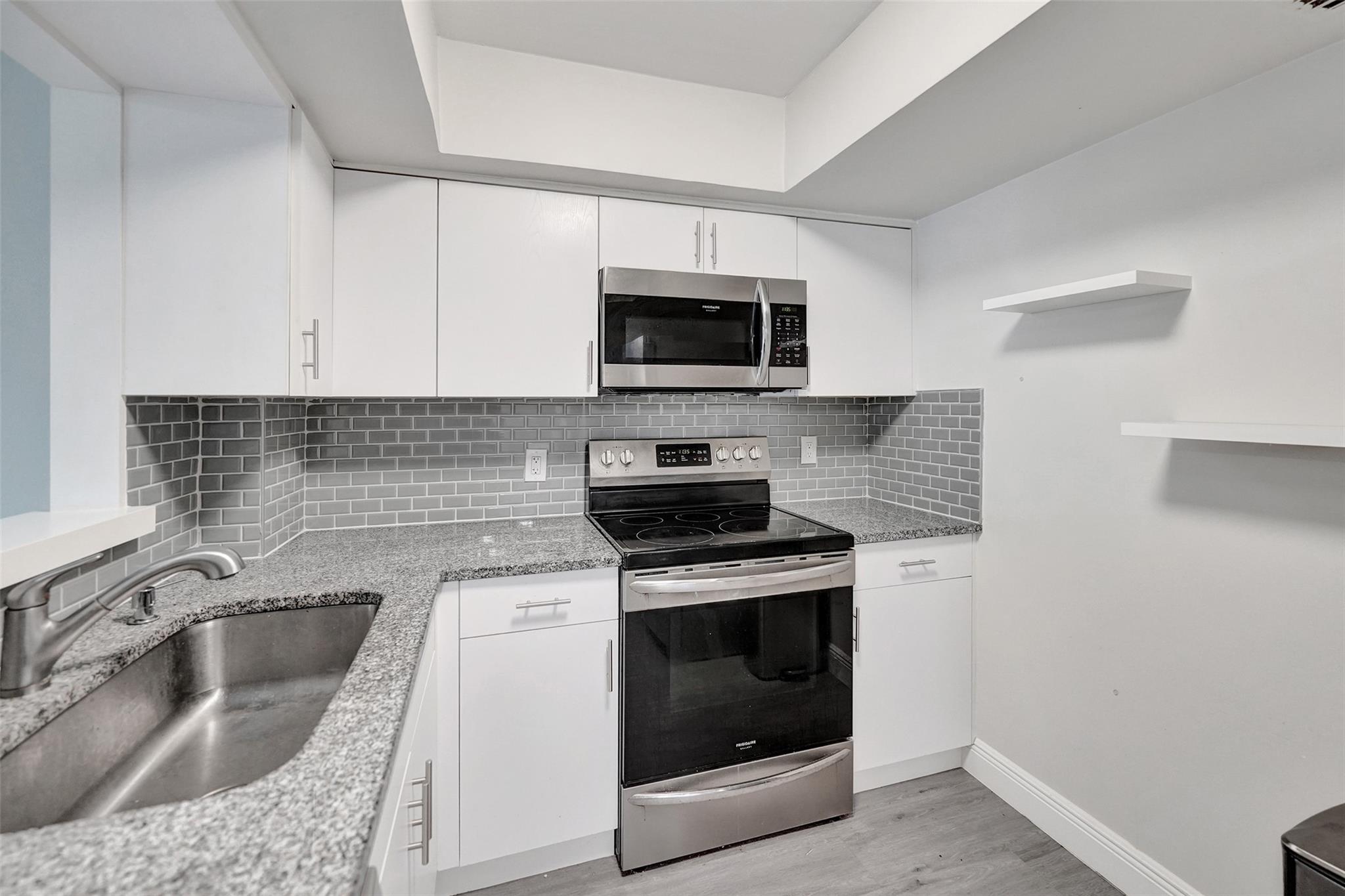 Emerald Hills C C Apts Co - Residential Lease