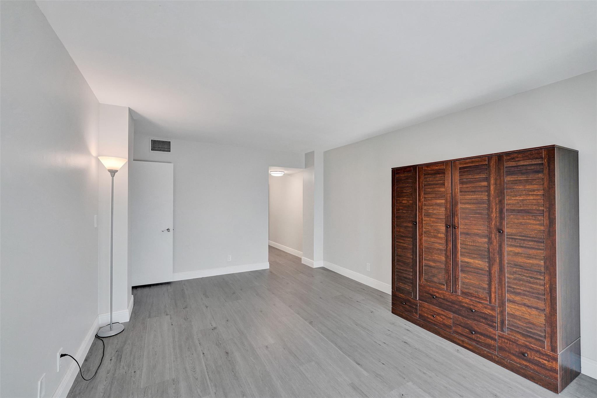 Emerald Hills C C Apts Co - Residential Lease