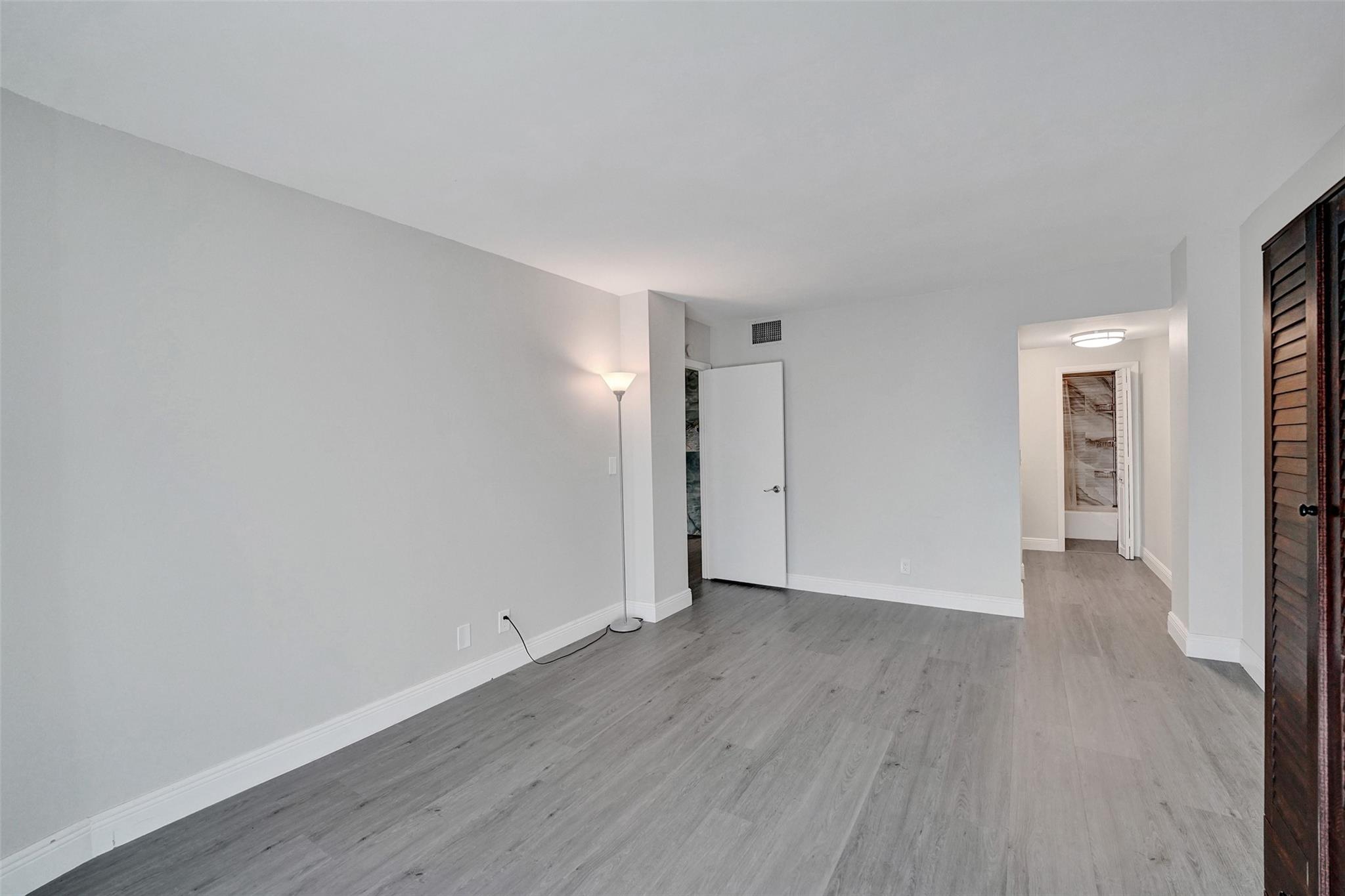 Emerald Hills C C Apts Co - Residential Lease