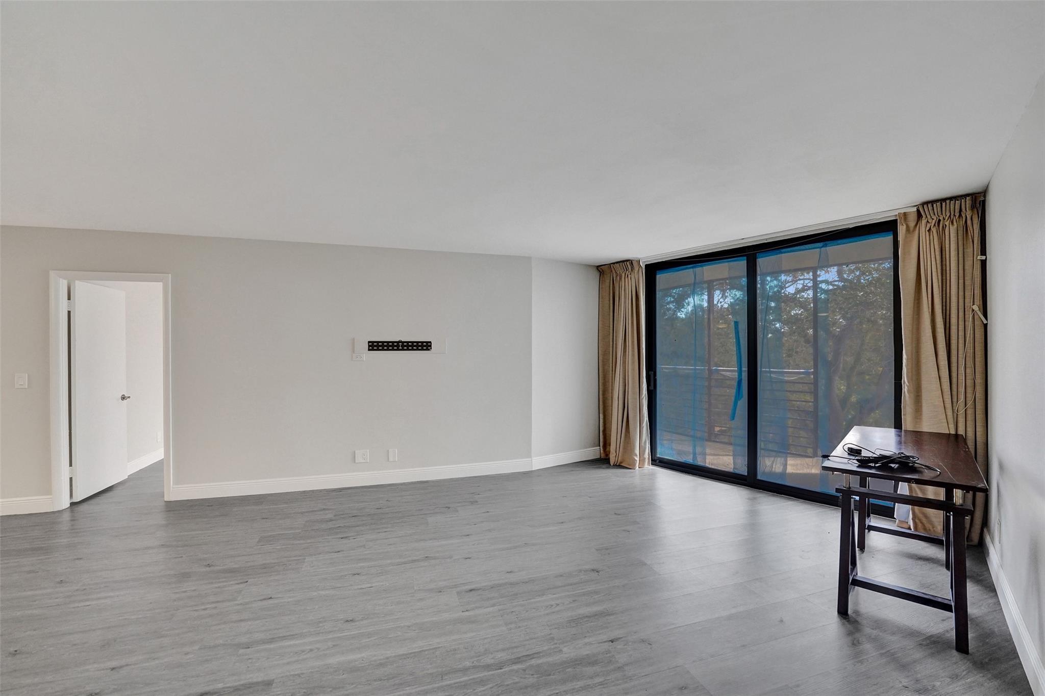 Emerald Hills C C Apts Co - Residential Lease