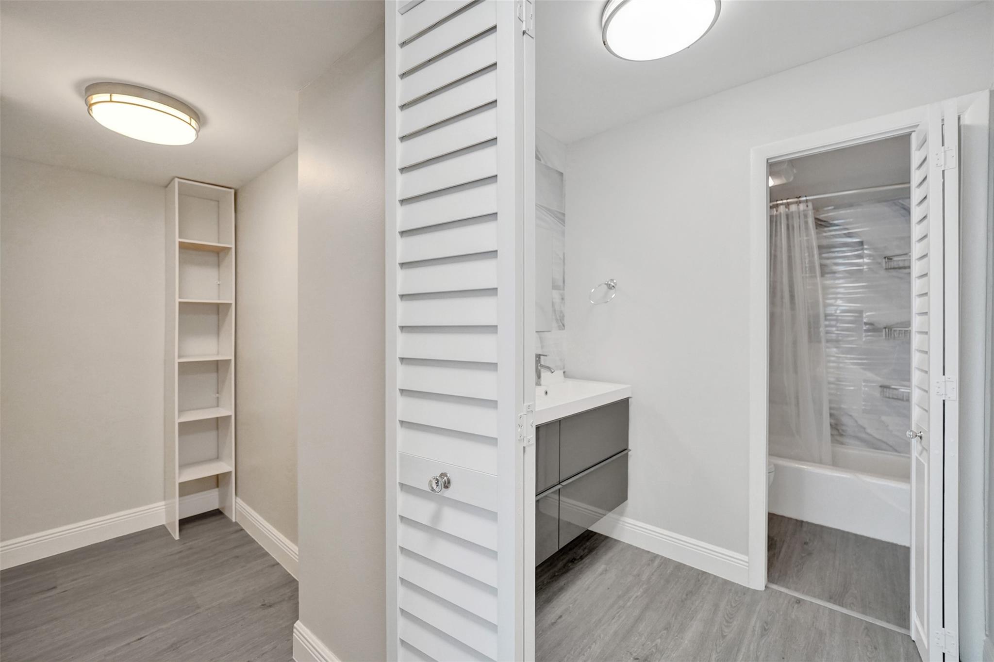 Emerald Hills C C Apts Co - Residential Lease