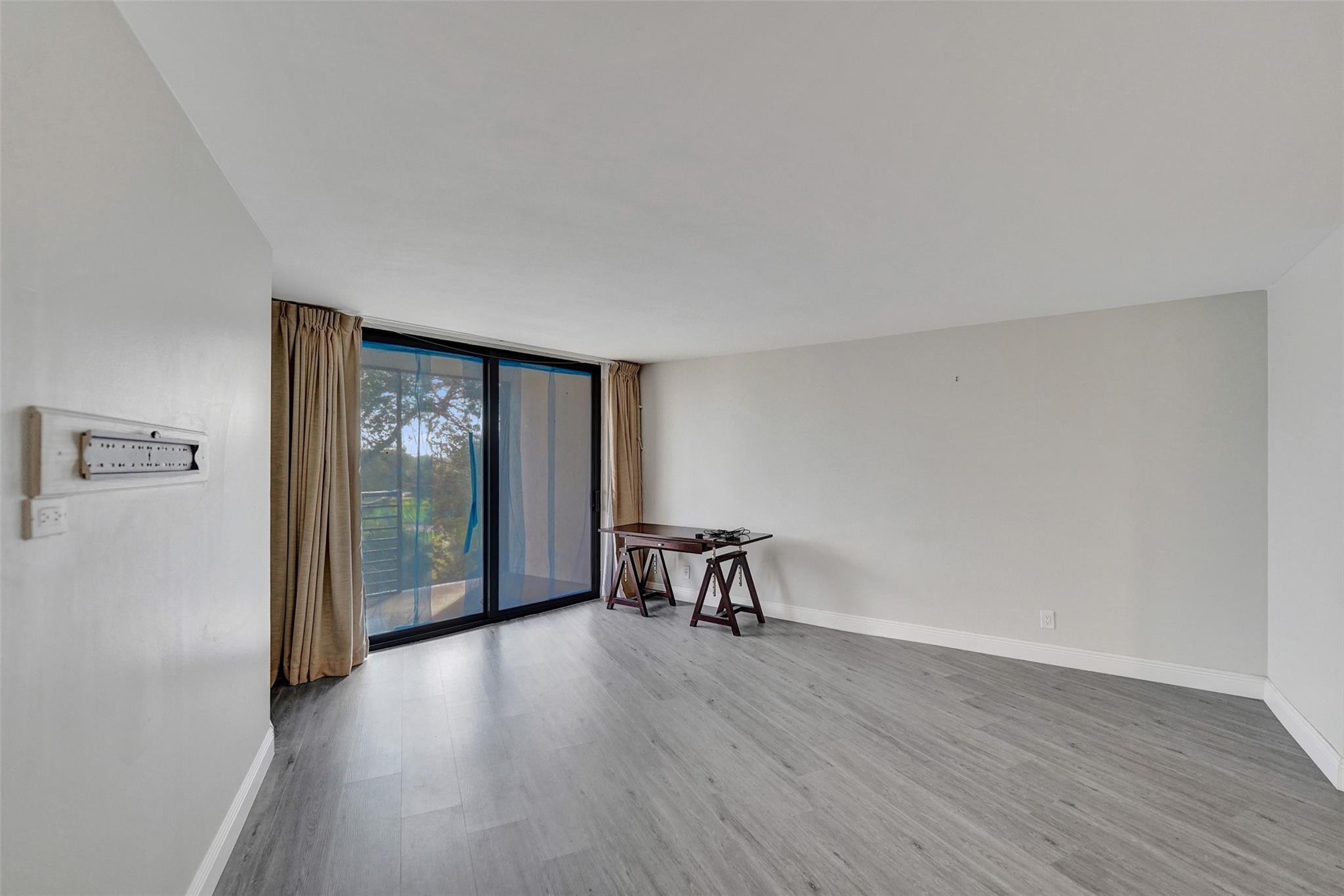 Emerald Hills C C Apts Co - Residential Lease